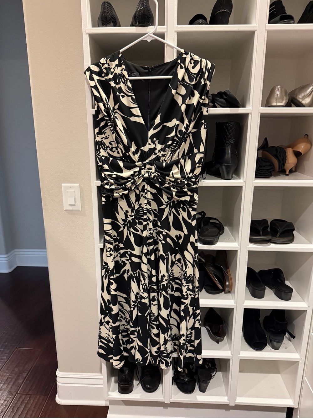 Anna Klein Black & Cream Knot-Front Floral Midi Dress